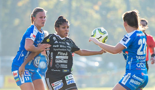 IFK Kalmars Elin Bergkvist och Emma Öjert samt Piteås Madelen Janogy