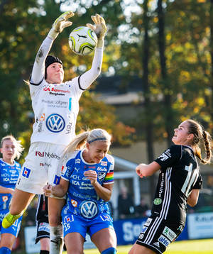 IFK Kalmars målvakt Tove Enblom och Elsa Karlsson samt Piteås Andrea Norheim