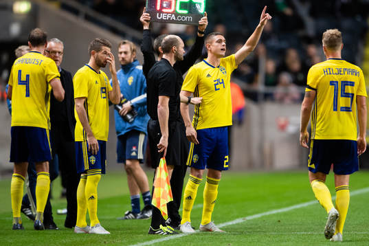 Kristoffer Peterson swaps with Oscar Hiljemark of Sweden