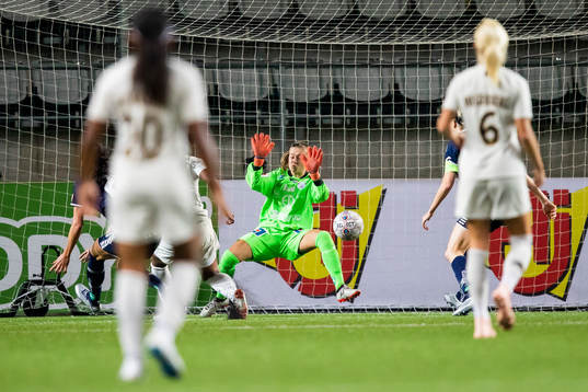 Paris Marie-Antoinette Katoto gör 0-1 bakom Linköpings målvakt Stephanie Labbé