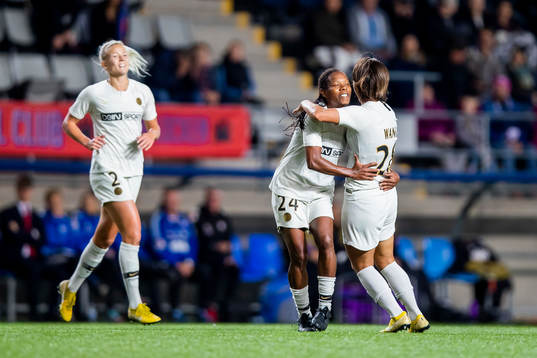 Paris Shuang Wang jublar