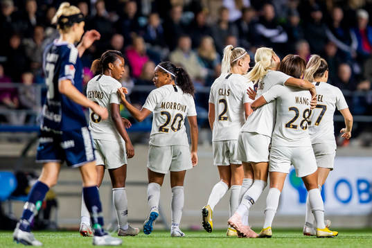 Paris Shuang Wang jublar