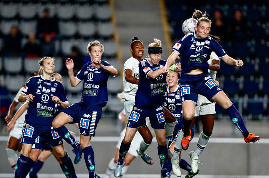 Linköpings spelare försvarar sig på hörna