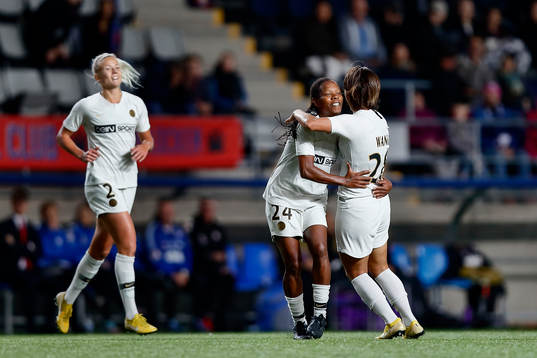 Paris Formiga och Shuang Wang  jublar