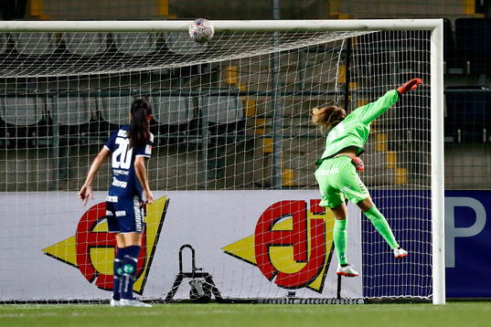 Skott i ribban bakom Linköpings målvakt Julia Nyström