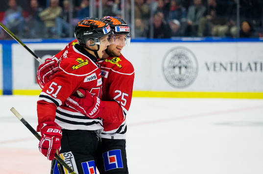 Örebros Kristian Näkyvä och Anton Hedman jublar vid 1-1