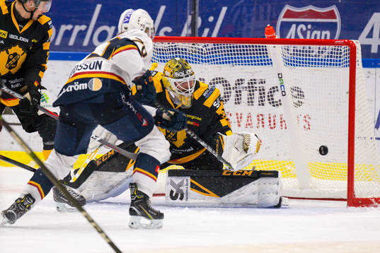 Skellefteås målvakt Gustaf Lindvall släpper in ett skott