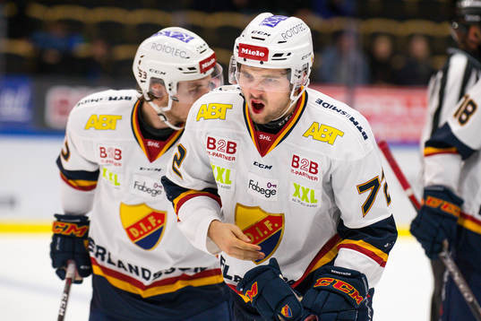Djurgårdens Emil Bemström fick en klubba i munnen