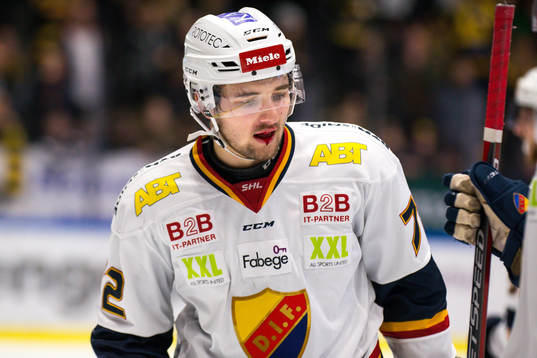 Djurgårdens Emil Bemström fick en klubba i munnen