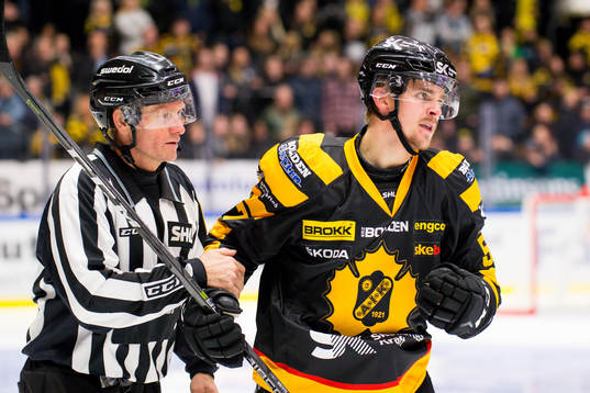 Skellefteås Emil Djuse hålls fast av linjedomare Jan