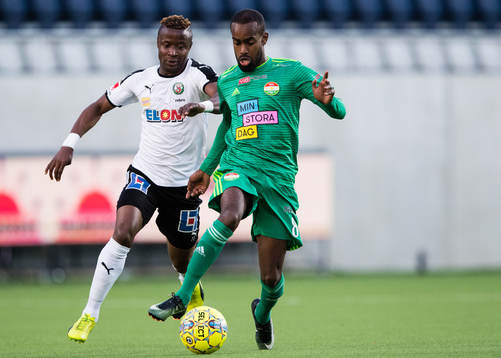 Örebros Kennedy Igboananike i kamp om bollen med Dalkurds