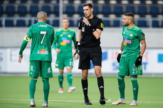 Domare Magnus Lindgren talar med Dalkurds Rawez Lawan och