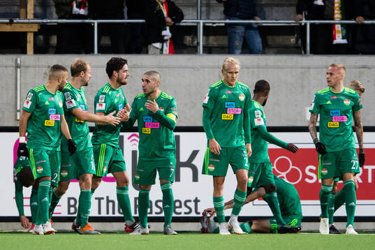 Dalkurds Robin Tranberg jublar tillsammans med sina lagkamrater efter att ha gjort 1-0 för Dalkurd