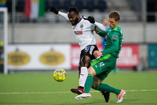 Örebros Michael Junior Omoh i kamp om bollen med Dalkurds