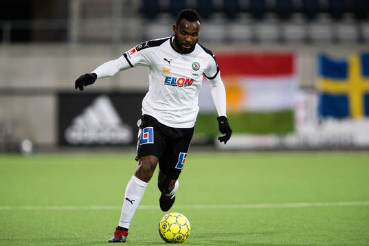 Örebros Michael Junior Omoh med bollen