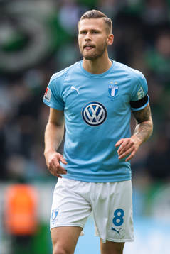 Malmö FFs Arnór Ingvi Traustason med sorgband för att hedra den avlidne Labinot Harbuzi
