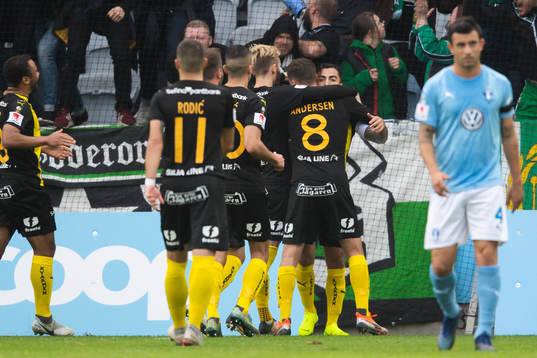 Hammarbys Jiloan Hamad jublar med lagkamrater efter 0-1