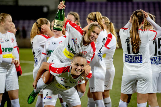 Borgebys Sara Andersson och Eleonor Hättmark jublar