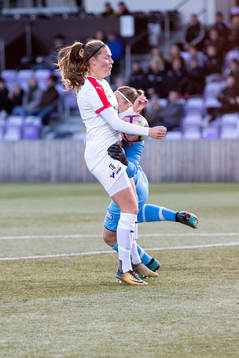 Borgebys Mathilda Holmberg krockar med Jitex målvakt Sara Björck innan 1-0 målet