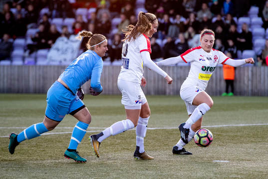 Borgebys Mathilda Holmberg  och Ilirjana Ademi som gör 1-0 på Jitex målvakt Sara Björck