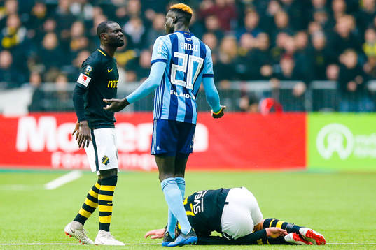 s Tarik Elyounoussi diskuterar med Djurgårdens Aliou Badji