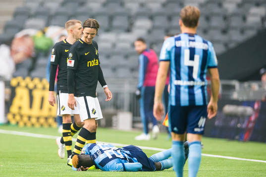 s Kristoffer Olsson ler medans Djurgårdens Aliou Badji