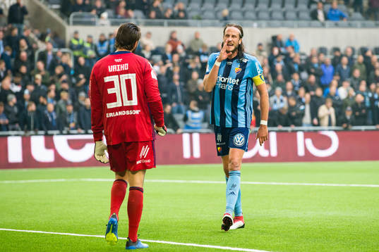 Djurgårdens Jonas Olsson samtalar med målvakt Tommi Vaiho