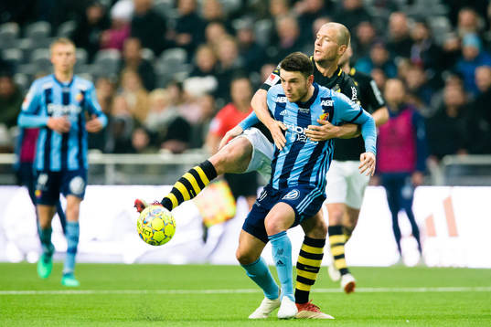 s Per Karlsson i kamp om bollen med Djurgårdens Kerim