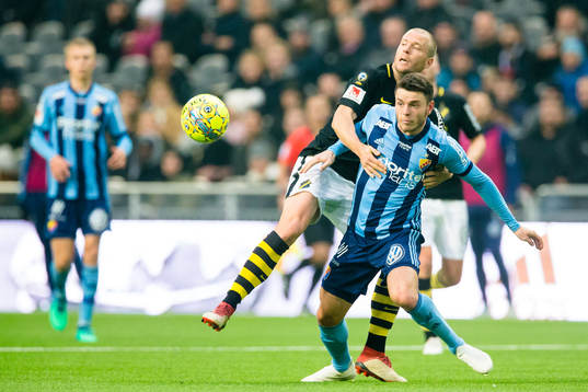 s Per Karlsson i kamp om bollen med Djurgårdens Kerim