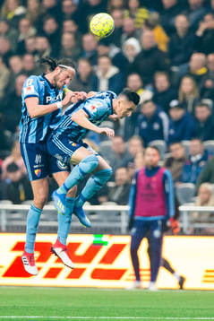 Djurgårdens Jonas Olsson går upp i en nickduell med