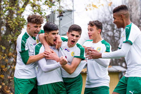 Hammarbys Ebon Shabanaj jublar med lagkamrater efter sitt 1-0 mål