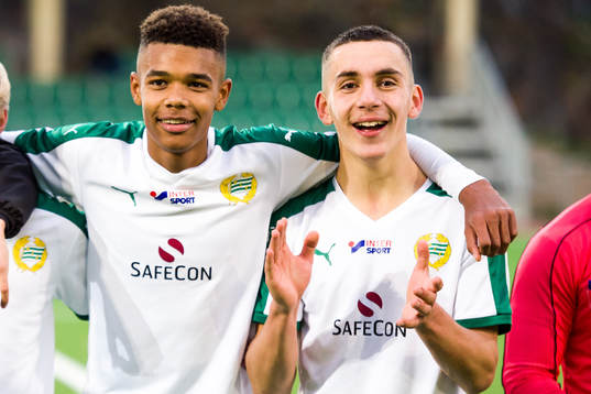 Hammarbys Emil Roback och Jakub Stadnicki jublar