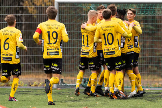 Elfsborgs spelare jublar efter att Kevin Liimatainen (skymd) gjort 1-0