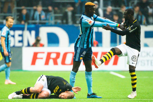 s Tarik Elyounoussi diskuterar med Djurgårdens Aliou Badji