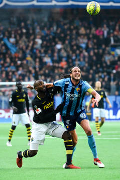 s Henok Goitom och Djurgårdens Jonas Olsson