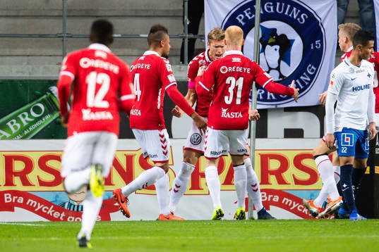 Kalmars Viktor Elm jublar med lagkamrater