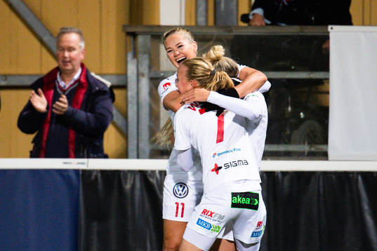Rosengårds Lisa-Marie Utland, Ebba Wieder och Anja Mittag jublar efter 1-0
