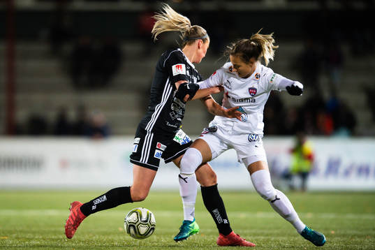 Rosengårds Nathalie Björn i kamp med Piteås Julia Karlenäs