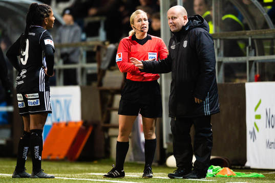 Piteås tränare Stellan Carlsson i samtal med domare Sara