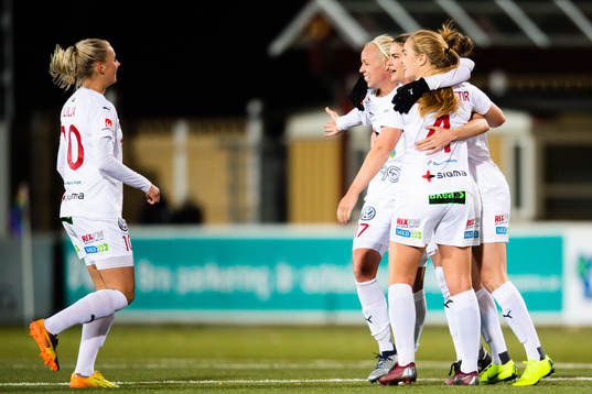 Rosengårds Hanna Folkesson och Caroline Seger jublar med lagkamrater