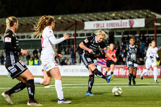 Piteås Ellen Löfqvist testar skott