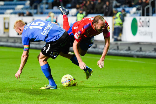 Helsingborgs Andreas Granqvist tacklas av Halmstads Peter