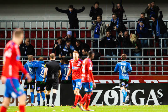 Halmstads Gabriel Gudmundsson jublar med lagkamrater och supportar efter 0-1