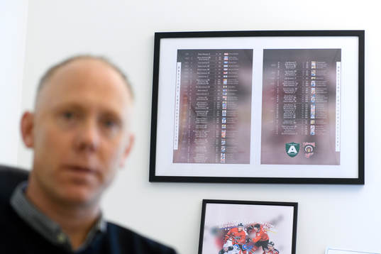 En tavla med draftade spelare från Frölunda hänger på