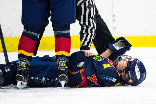 Djurgårdens Hanna Hållander ligger på isen