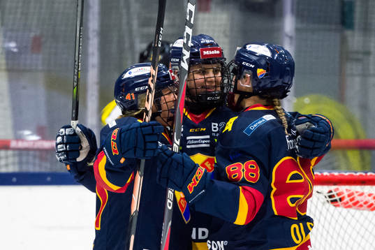 Djurgårdens Hanna Olsson jublar med lagkamrater Sofie