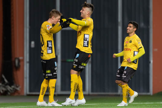 Elfsborgs Jesper Sandberg Hesselgren kramas om av