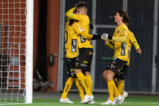 Elfsborgs Jesper Sandberg Hesselgren (skymd) kramas om av