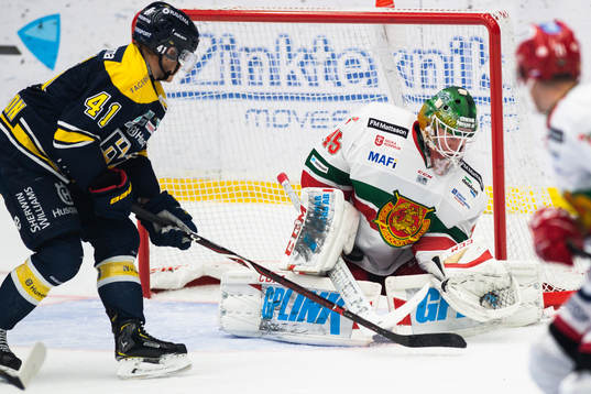 s Johan Johnsson oroar framför Moras målvakt Isak Wallin