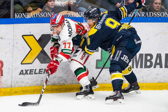 s Didrik Strömberg i kamp om pucken